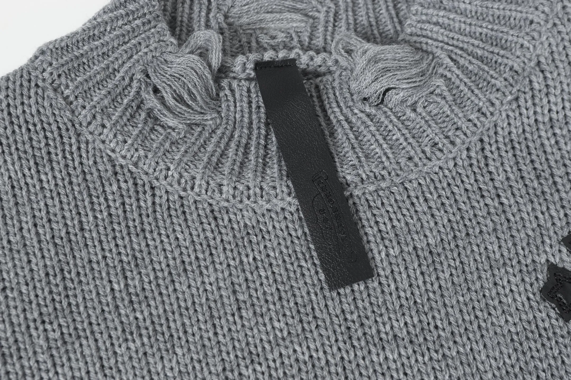 P260 #M901 Cross-border running quantity model, please do not place an order if you pursue quality - Chrome Hearts/Chrome Heart Jacquard Sanskrit Cross✝️Frayed knitted sweater - High weight, high density and high quality. The wool is soft, delicate and skin-friendly. Soft and silky to the touch. Warmth and skin-friendly are excellent. - Custom-woven and dyed with no color difference. No matter the fabric or workmanship details, it beats the ordinary version on the market. - Hardware zipper accessories are all customized and full of details - Color: gray -Size: S M L XL